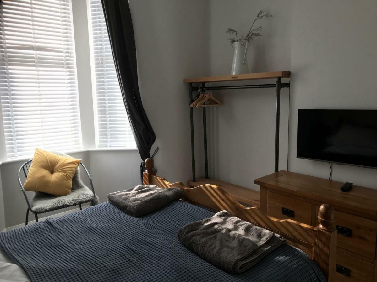 Апартаменты Wight View, Flat 2 Rosslyn House Суонидж Экстерьер фото