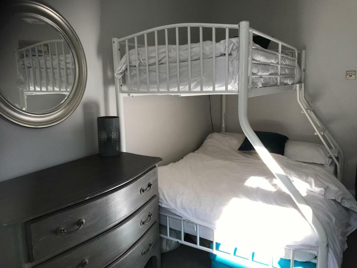 Апартаменты Wight View, Flat 2 Rosslyn House Суонидж Экстерьер фото